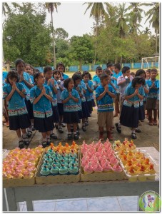Ice cream and cakes to Wat jd luang school 16th Nov 18-11