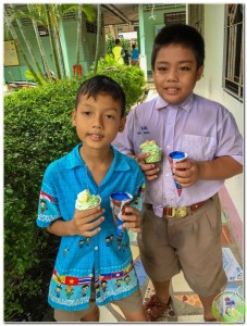 Ice cream and cakes to Wat jd luang school 16th Nov 18-36